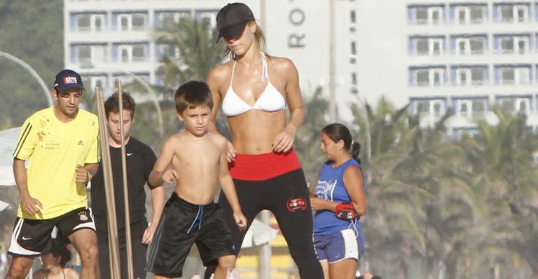 Carolina Dieckmann malha com o filho em praia no Rio
