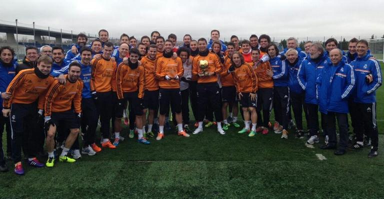 Cristiano Ronaldo leva Bola de Ouro ao treino do Real Madrid