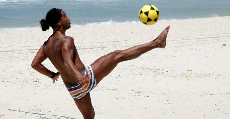 Ronaldinho Gaúcho exibe corpo sarado em praia do Rio de Janeiro