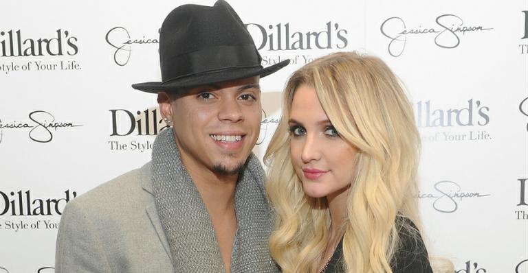 Ashlee Simpson apresenta a filha recém-nascida