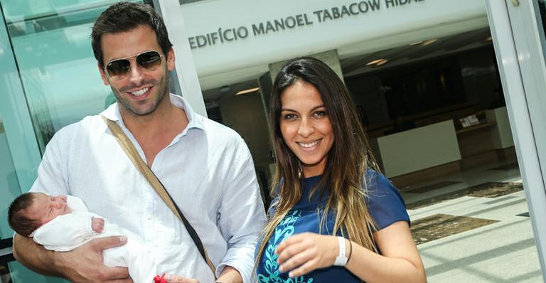 Henri Castelli deixa a maternidade com a mulher e filha, Maria Eduarda