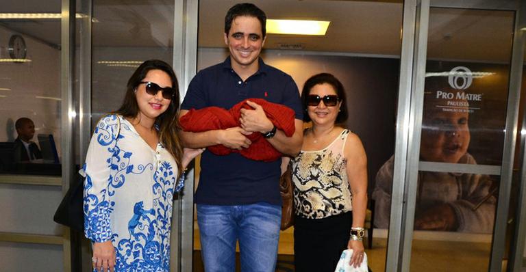 Karina Sato deixa a maternidade com o marido e o filho, Felipe