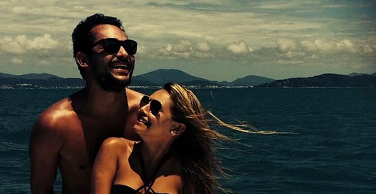 Eduardo Sterblitch e Louise D’Tuani ficam noivos