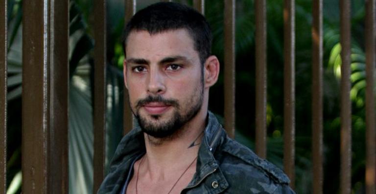Com novo look, Cauã Reymond grava cenas do seriado O Caçador