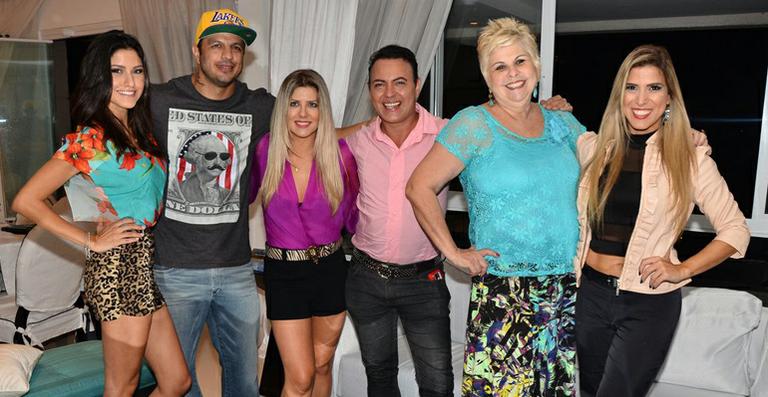 Íris Stefanelli recebe ex-BBBs em casa para assistir à estreia do reality