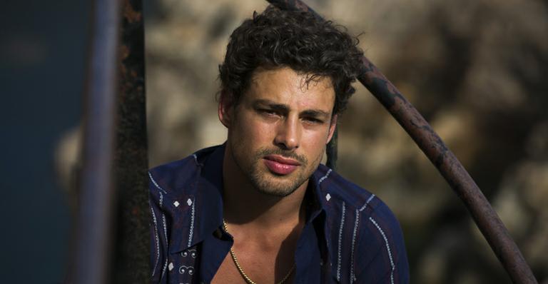 “A beleza ajuda na televisão”, diz Cauã Reymond