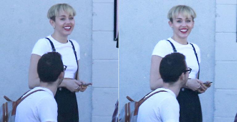 Miley Cyrus aparece com cabelo ‘tigelinha’