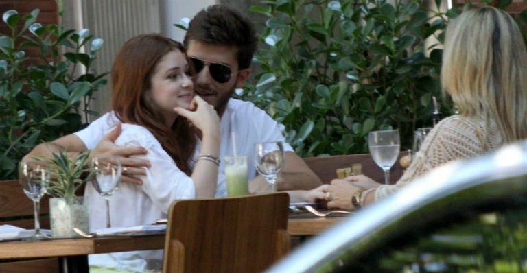 Após rumores de crise, Marina Ruy Barbosa curte tarde com Klebber Toledo