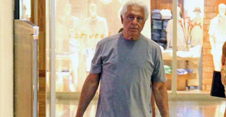Antonio Fagundes passeia em shopping carioca em dia de folga das gravações