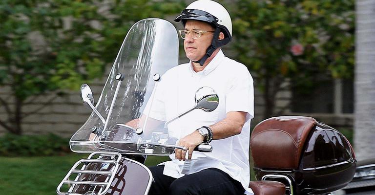 Tom Hanks anda com lambreta que comprou para o filho em Los Angeles