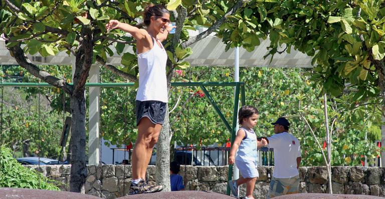 Cynthia Howlett se exercita com seu caçula na Lagoa do Rio de Janeiro