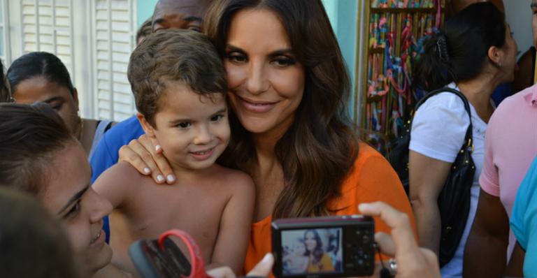 Ivete Sangalo faz alegria dos fãs em Salvador; veja fotos!