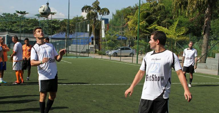 José Loreto e Thiago Martins jogam futebol com outros famosos no Rio de Janeiro