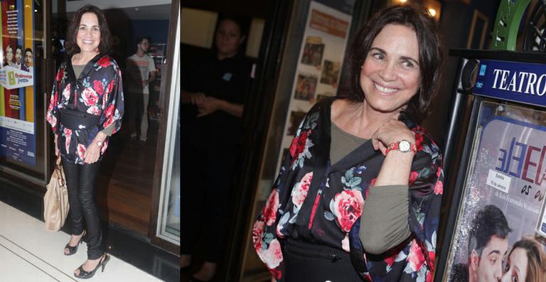 Estilo retrô: Regina Duarte usa pochete em noite de estreia no teatro