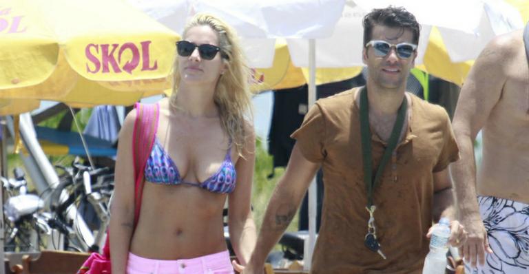 Bruno Gagliasso e Giovanna Ewbank curtem praia em clima de romance