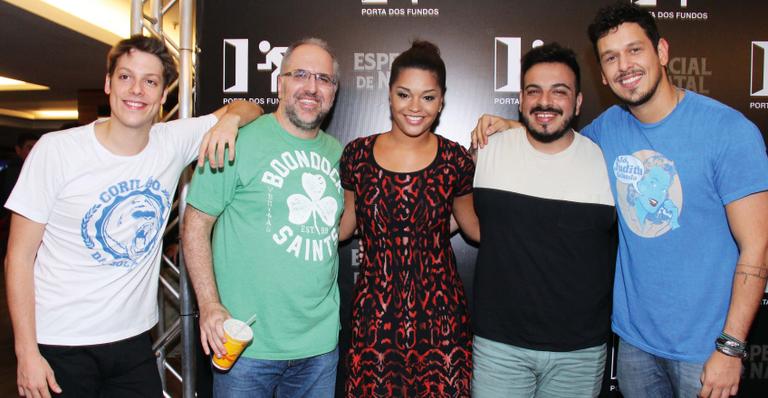 Juliana Alves confraterniza com os humoristas do grupo Porta dos Fundos