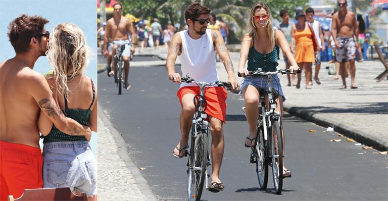 Juliana Didone pedala na orla da Barra com seu namorado Flávio Rossi