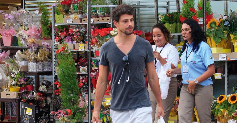 Cauã Reymond mostra ser ‘dono de casa’ ao ir às compras