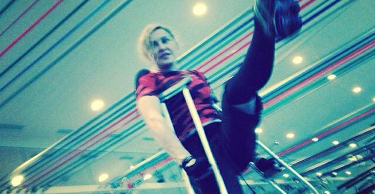 Madonna mostra foto com as muletas: ‘Nada pode me parar’