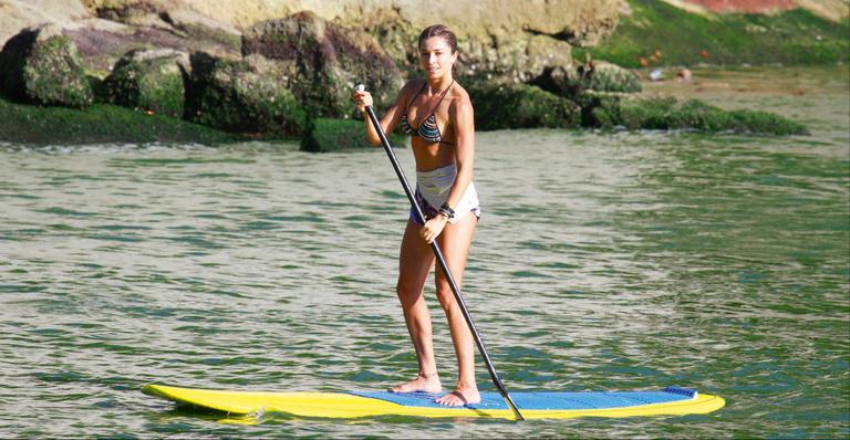 Grazi Massafera exibe boa forma enquanto pratica stand up paddle na Barra da Tijuca