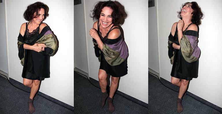 Sem sapatos, Regina Duarte dá show de simpatia em camarim