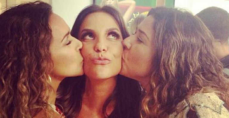 Ivete Sangalo ganha beijo de Daniela Mercury e Malu durante festa em Salvador