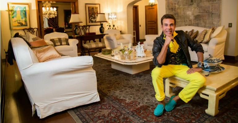 Roberto Casmamie mostra seu apartamento em estilo clássico na capital paulista