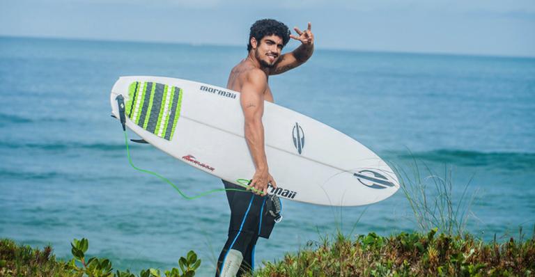 Caio Castro surfa e faz yoga em Santa Catarina durante folga da TV
