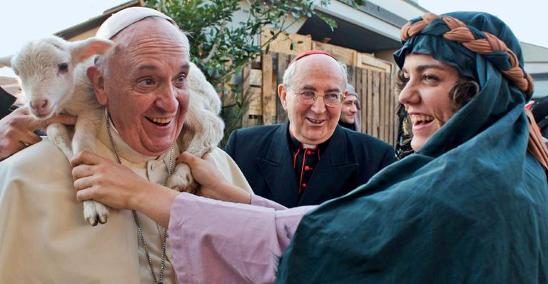 Papa Francisco, sempre carismático, visita presépio vivo em Roma
