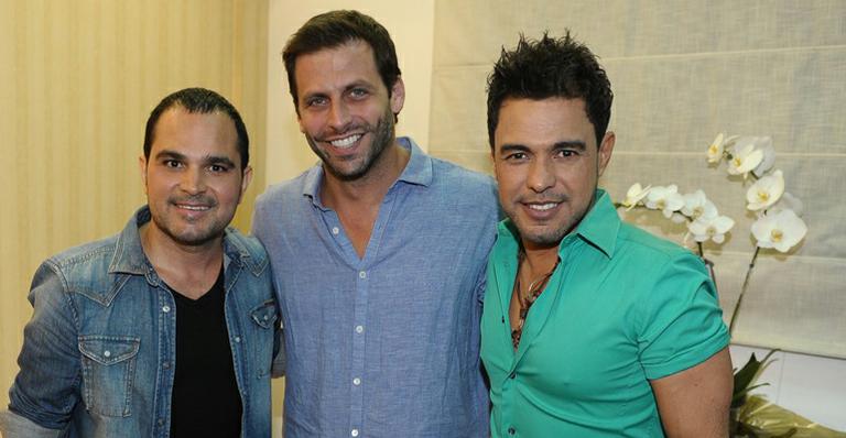 Papai pela 2ª vez, Henri Castelli curte show em SP