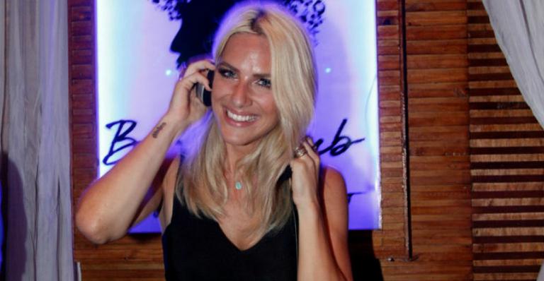 Atriz Giovanna Ewbank é DJ por uma noite de balada no litoral paulista
