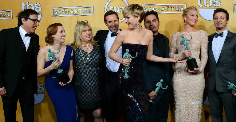 Jennifer Lawrence faz caretas ao posar ao lado de outros vencedores do Sag Awards