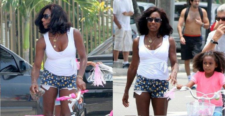 Gloria Maria exibe corpo sarado ao passear na orla do Leblon com as filhas