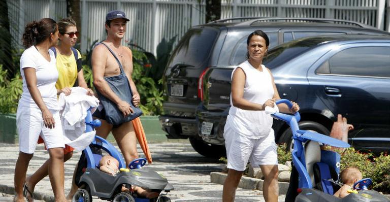 Marcelo Serrado vai à praia em Ipanema com a mulher e os filhos gêmeos