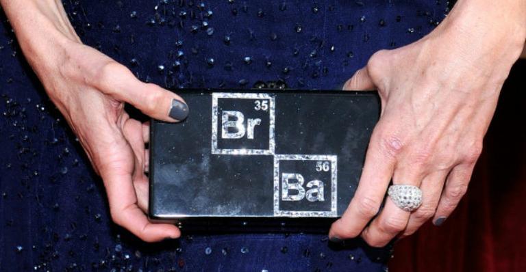 Atriz de Breaking Bad usa clutch personalizada com referência à série