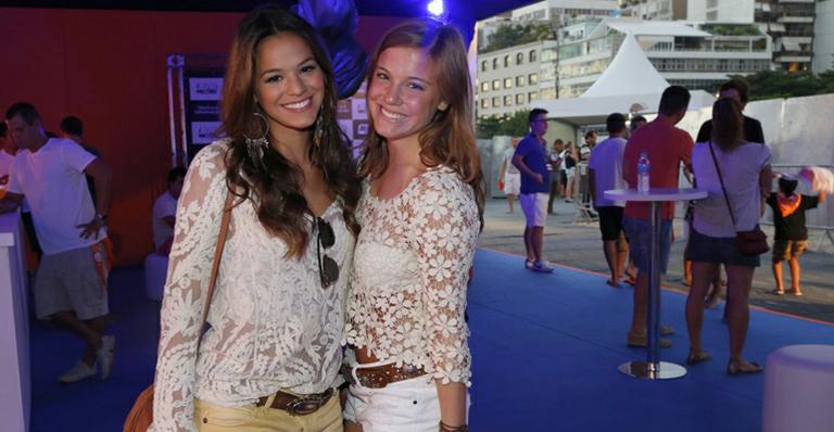 Quase iguais! Bruna Marquezine e Alice Wegmann apostam em renda para show