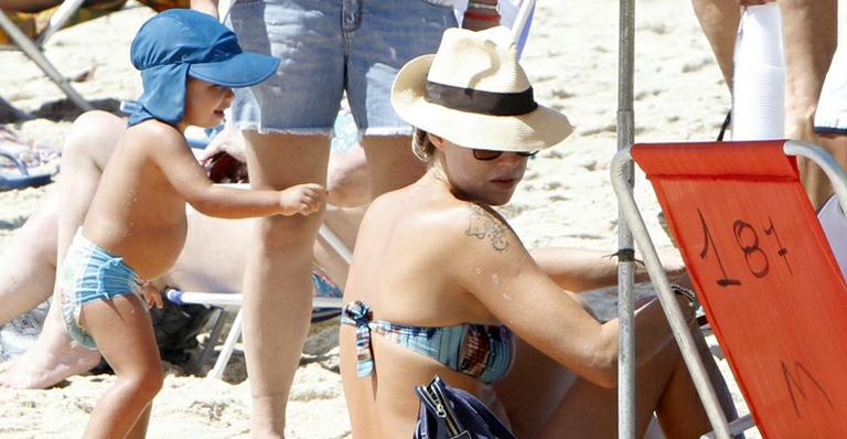 Luana Piovani brinca com o filho em praia no Rio de Janeiro