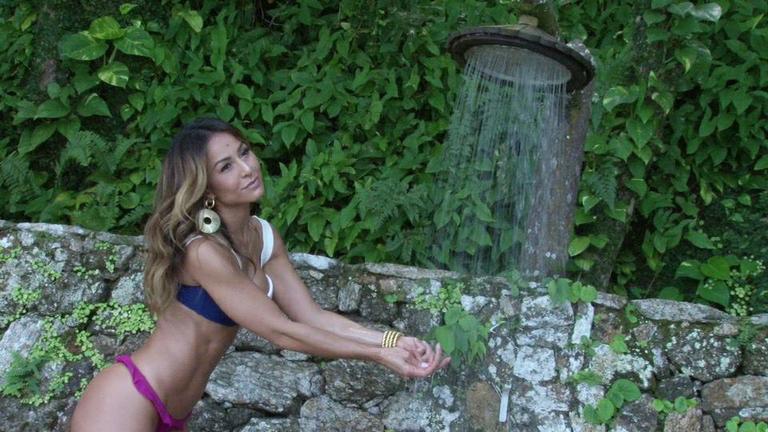 Vídeo: De biquíni, Sabrina Sato esbanja sensualidade na Ilha de Caras