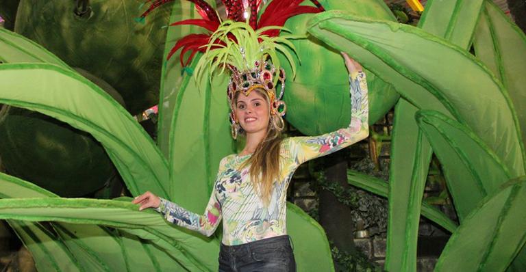 Bárbara Evans faz a prova de sua fantasia para o carnaval 2014