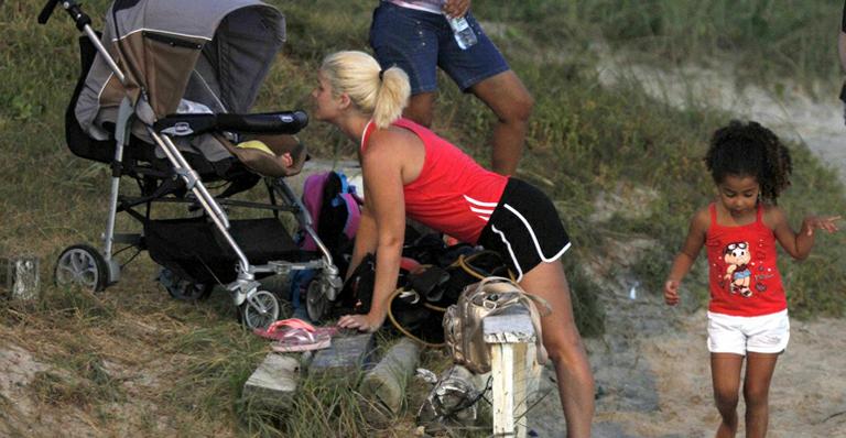 Samara Felippo malha na companhia das filhas em praia no Rio