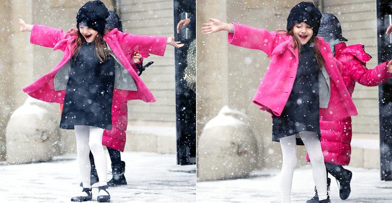 Suri Cruise se diverte na neve em Nova York