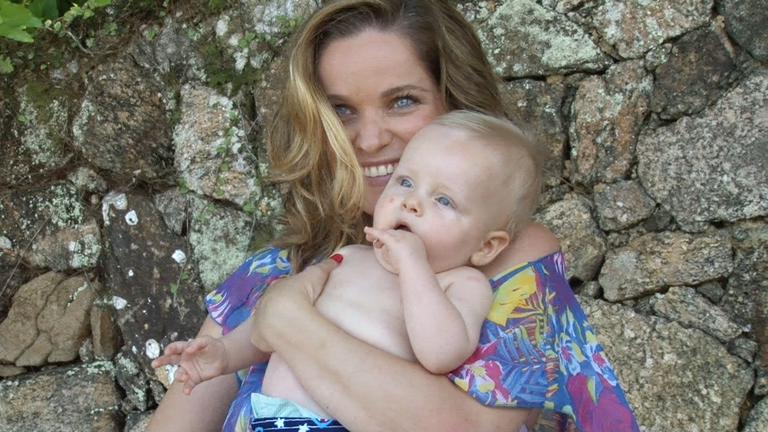 Bruna Di Tullio se divertindo com seu bebê na Ilha de Caras