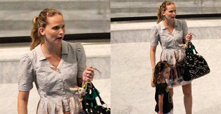Fernanda Rodrigues e sua filha passeiam em shopping carioca
