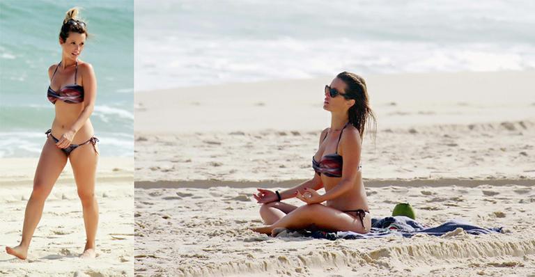 Juliana Didone medita sob o sol em dia de praia no Rio de Janeiro