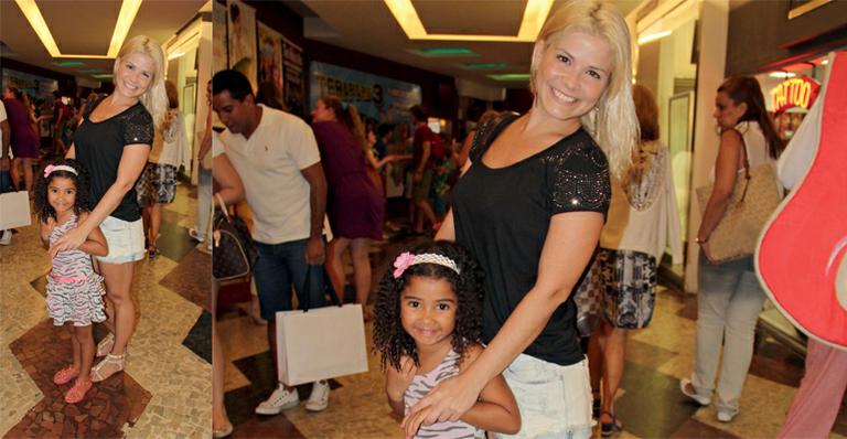 Samara Felippo vai ao shopping do Rio com a filha Alícia