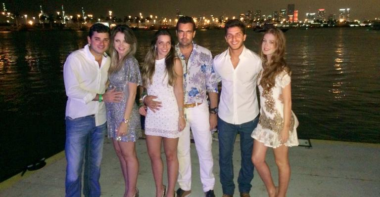Marina Ruy Barbosa e Klebber Toledo se divertem em festa de mansão em Miami