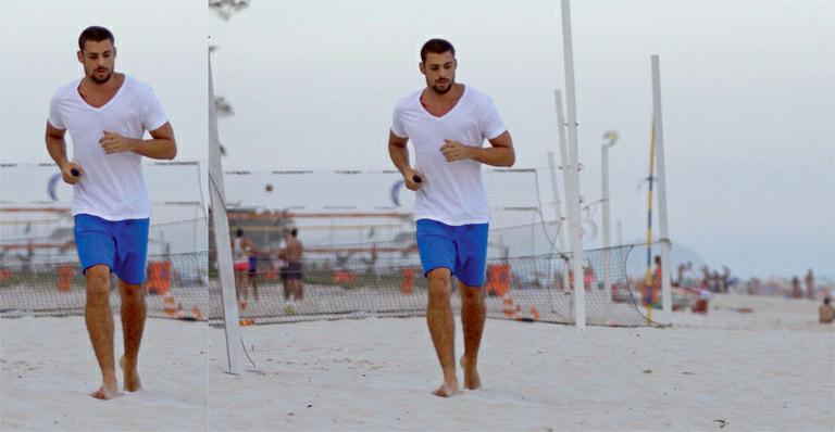 Cauã Reymond exibe seu novo visual para a próxima minissérie global