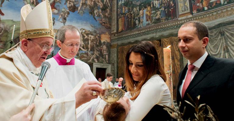 Papa Francisco realiza batismo coletivo com 32 bebês no Vaticano