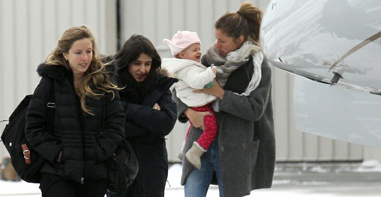 Gisele Bündchen e Tom Brady embarcam com os filhos no meio da neve em Boston