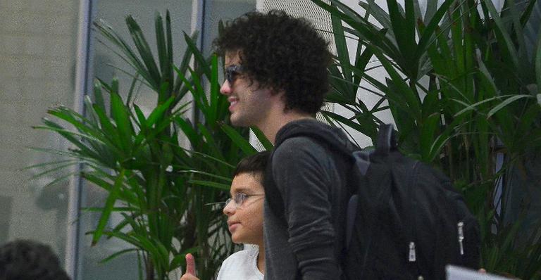 Às vésperas de iniciar turnê, Sam Alves faz alegria dos fãs no aeroporto